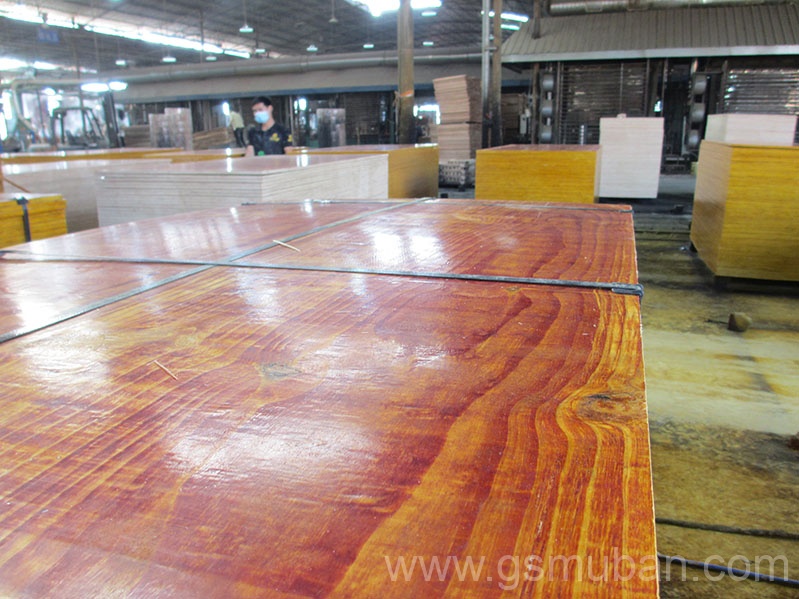 建筑紅木板批發(fā)哪個好?紅色模板如何選購 建筑紅木板批發(fā)哪個好?紅色模板如何選購